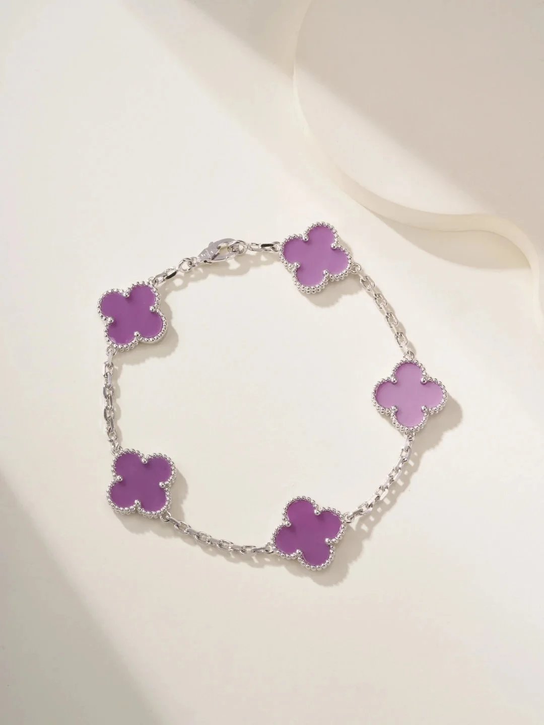 Pulsera con cinco motivos de trébol morados y acabado plateado