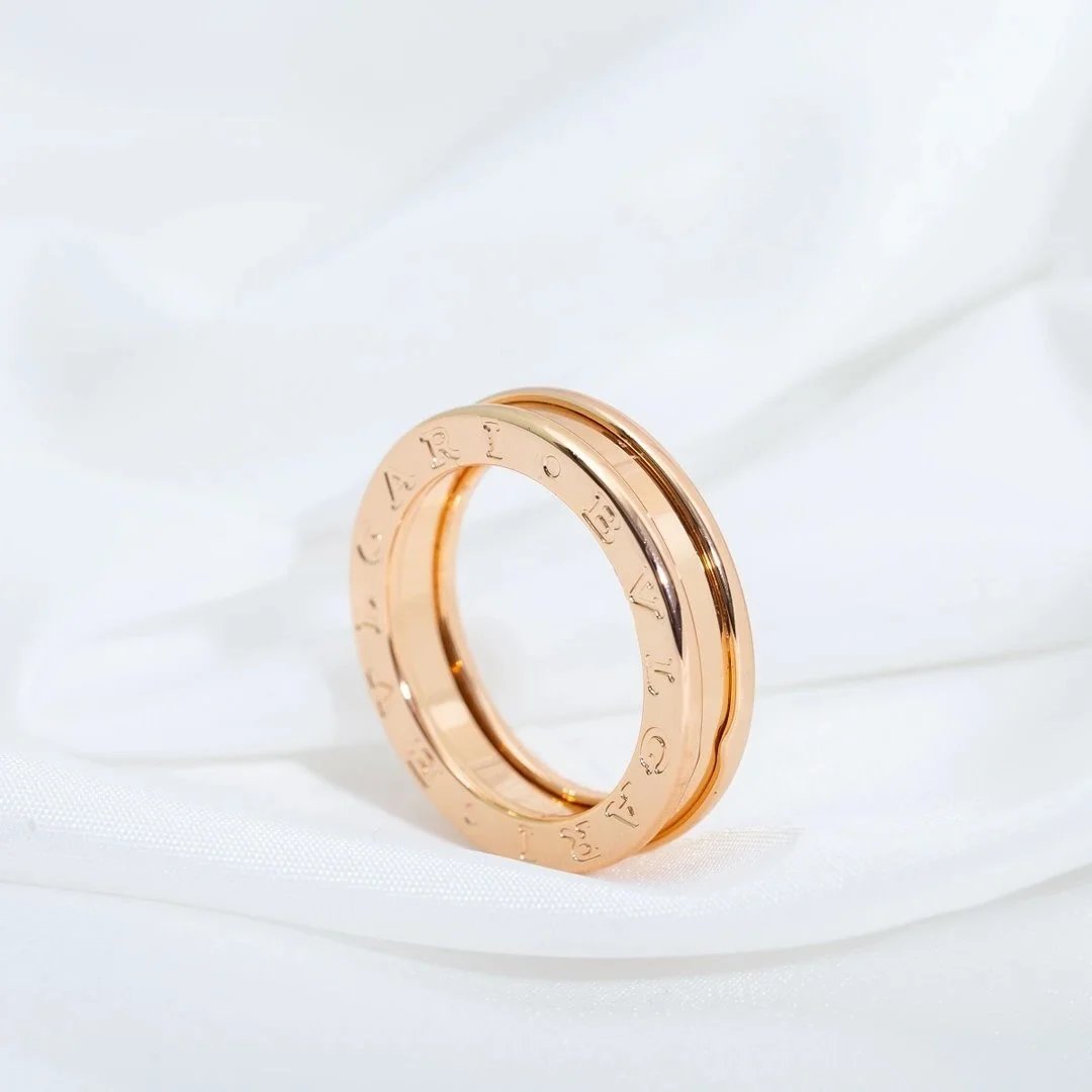 Anello a fascia Bvlgari con lettere in tono oro rosa