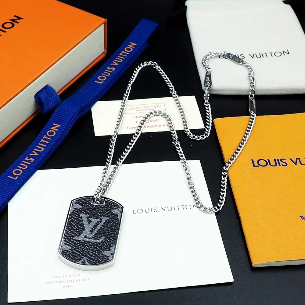 LV Monogramm-Anhänger im Dog-Tag-Stil an Gliederkette