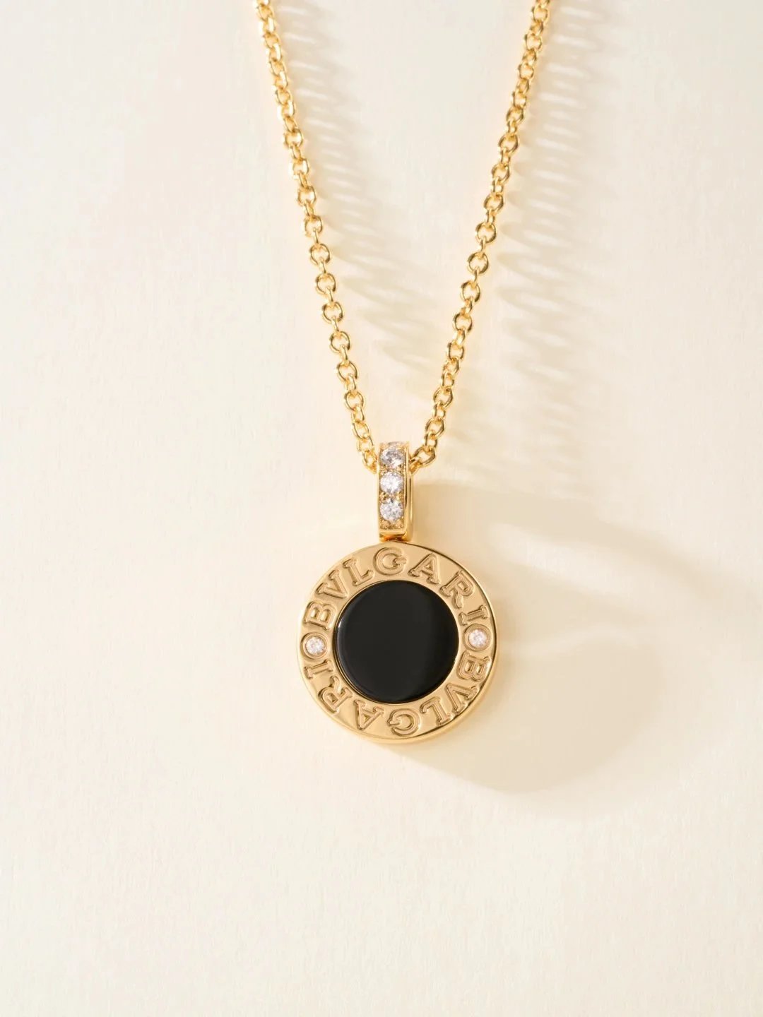 Collana Bulgari con pendente a moneta reversibile nero e bianco