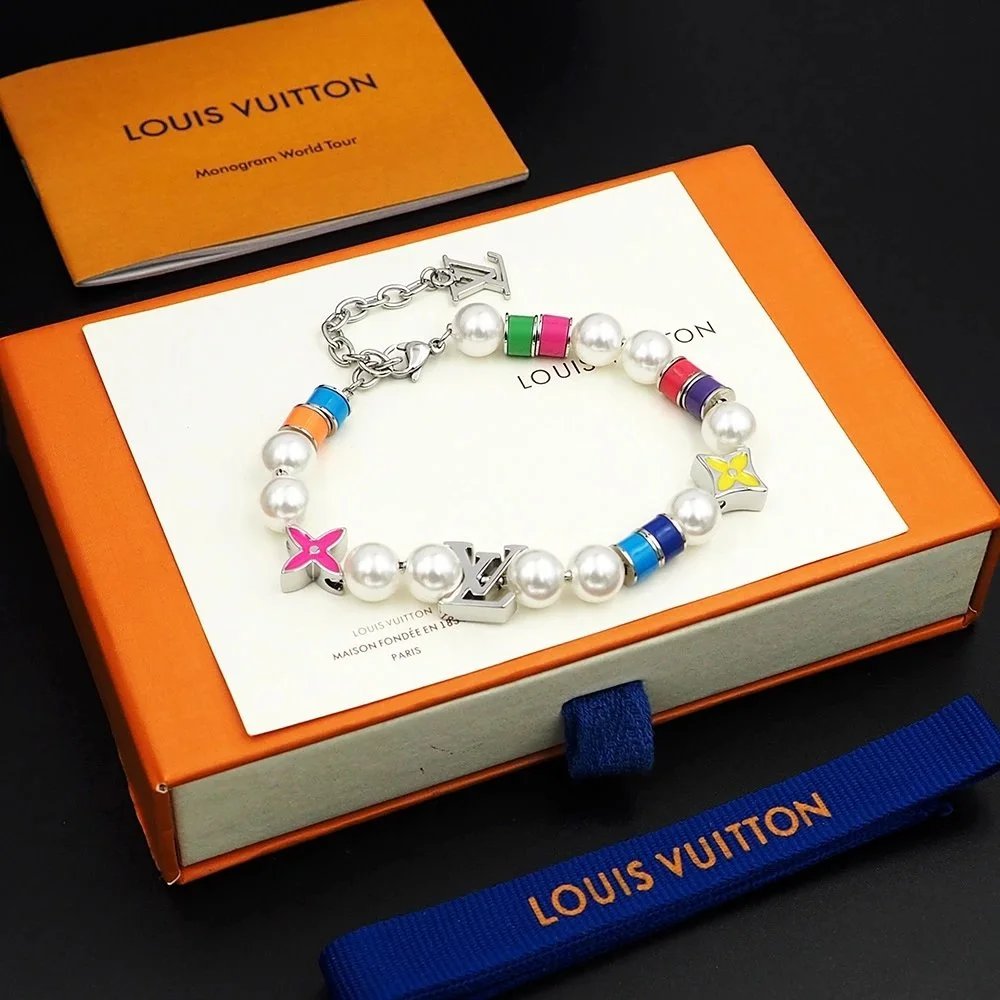 Armband mit weißen Kugeln, bunten Abschnitten und Buchstabenmotiven