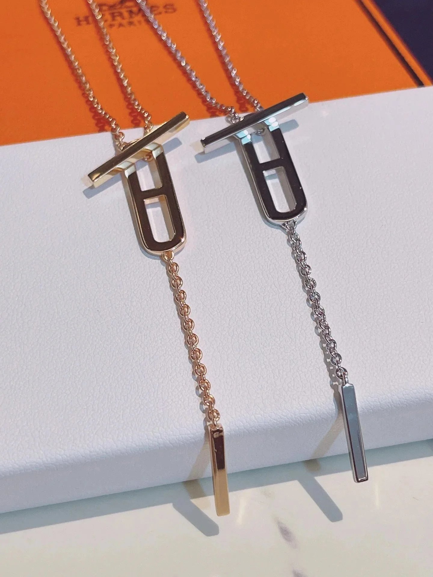 Collana Hermès con pendente H e catena lunga