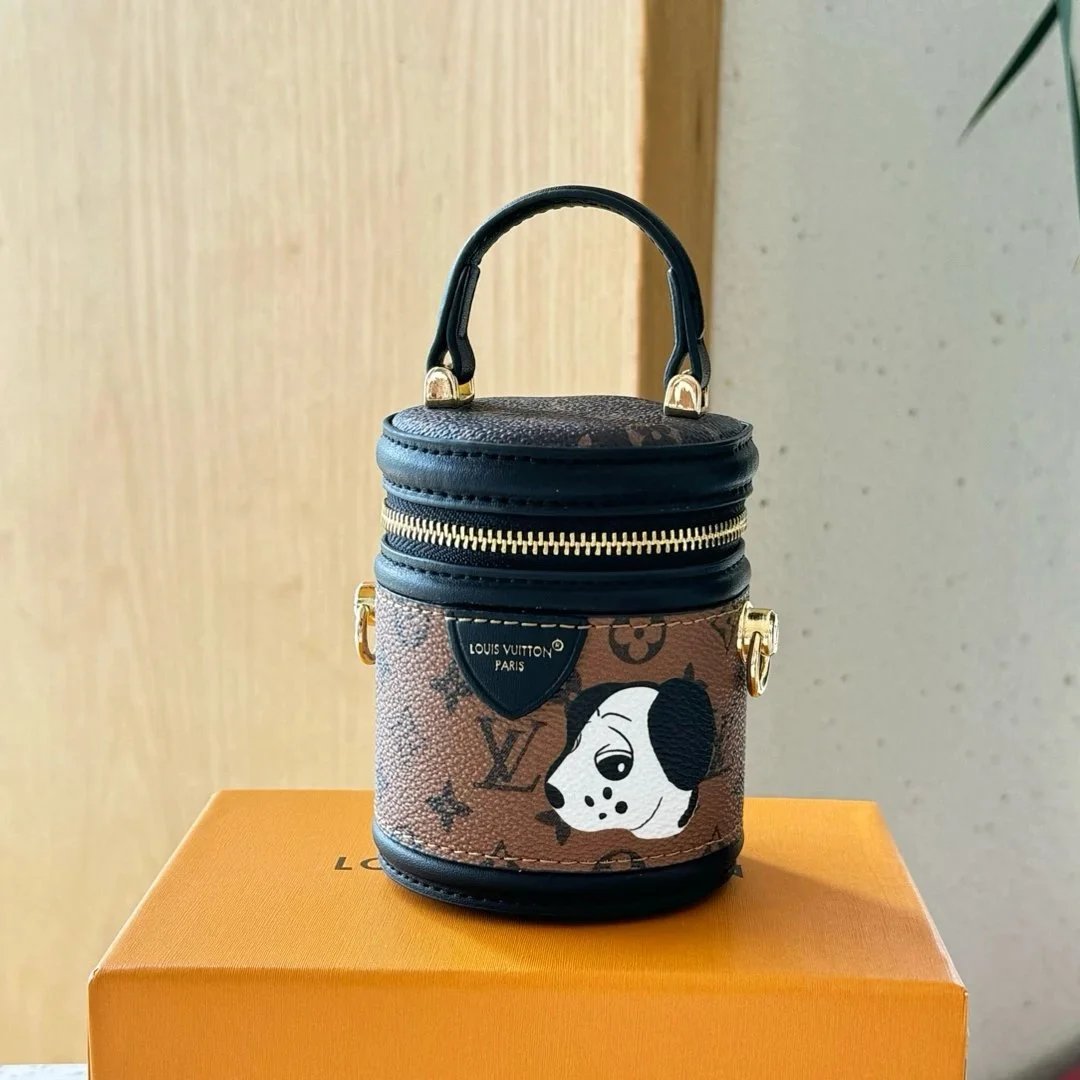 حقيبة كروس Louis Vuitton Mini Fortune Bucket برسمة كلب