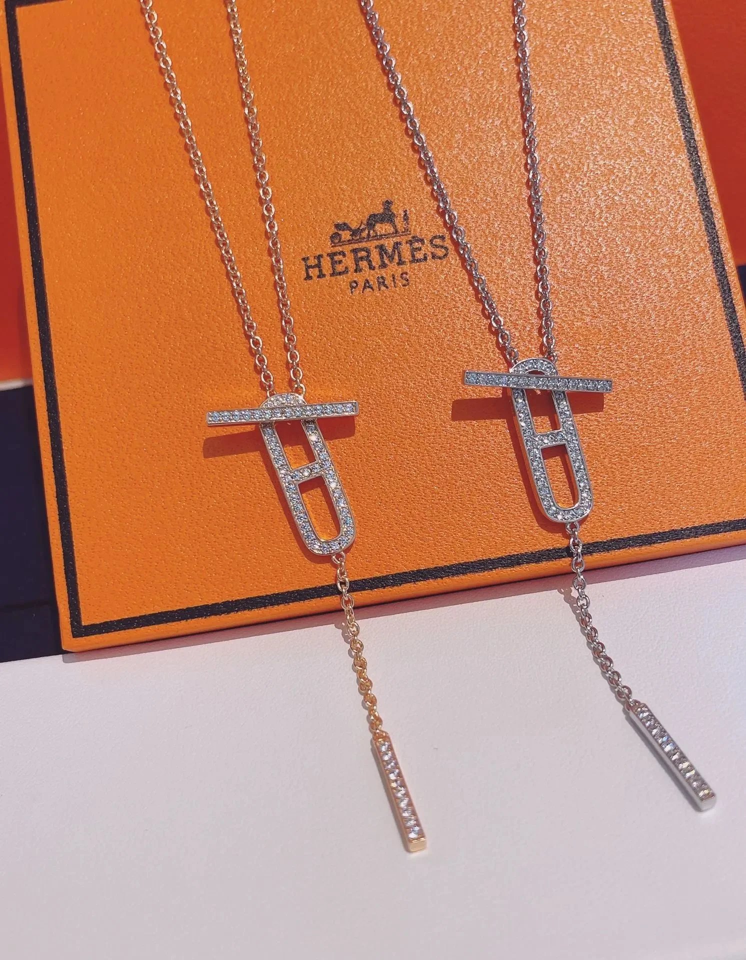 Collana con pendente Hermès Pig-Nose a barra e pietre in tono oro rosa o tono argento