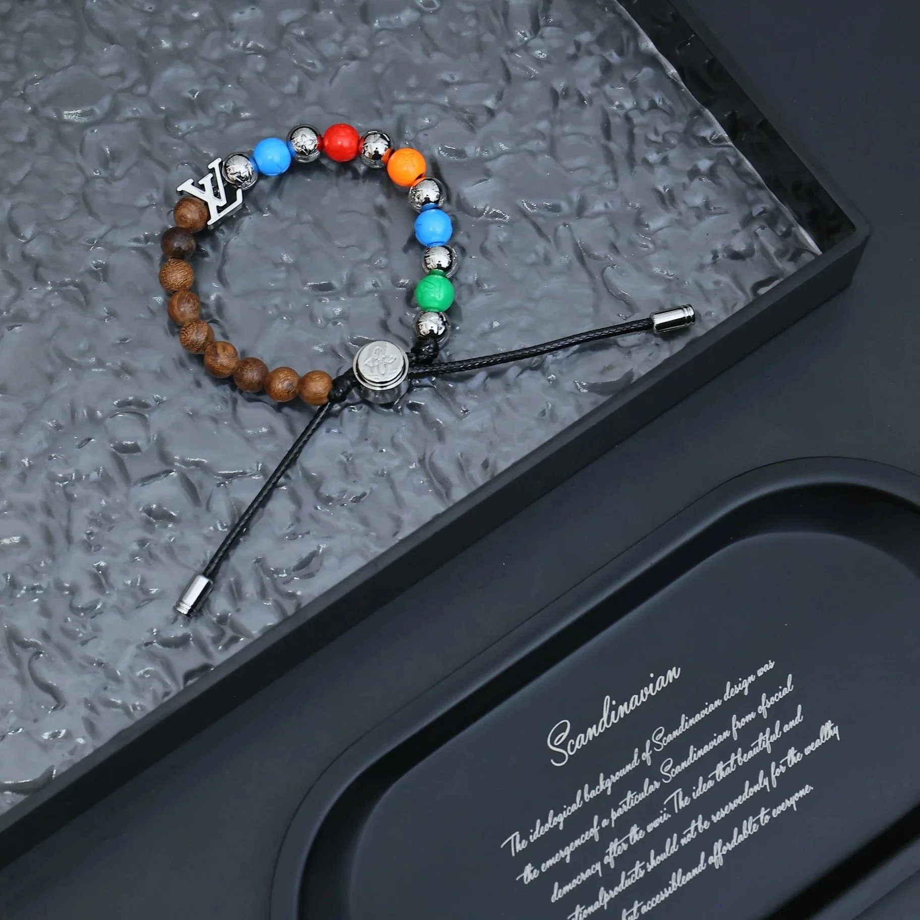 Verstellbares Perlenarmband mit Letter-Anhänger im LV-Stil und Blumenverschluss
