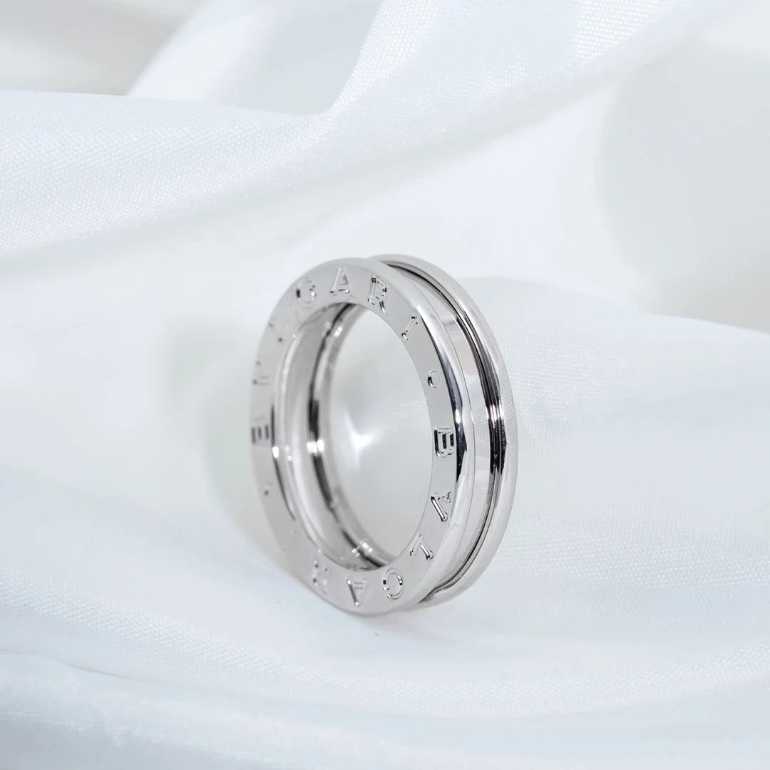Anello largo inciso BVLGARI con finitura argentata