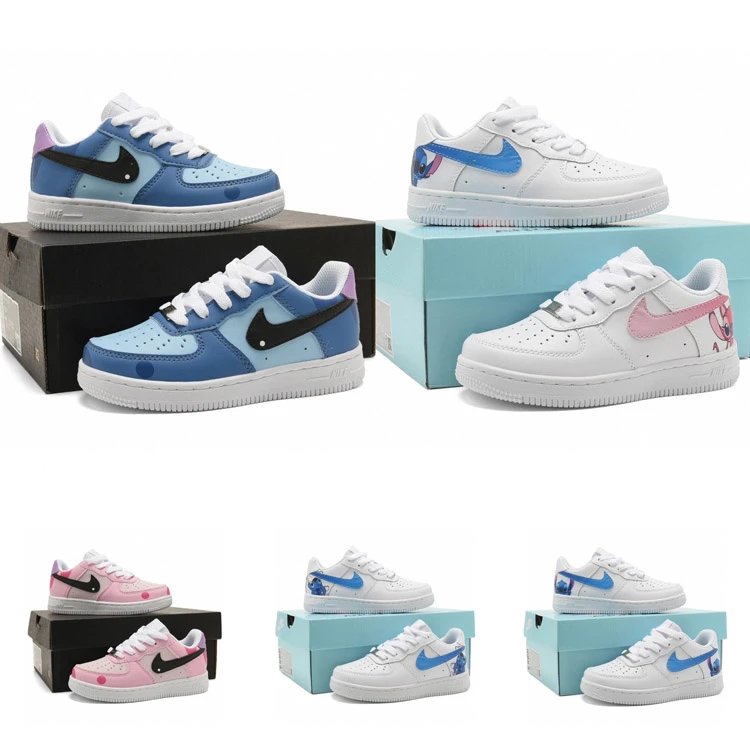 Nike Air Force 1 Low Kindersneaker mit blauen, rosafarbenen und Figuren-Designs