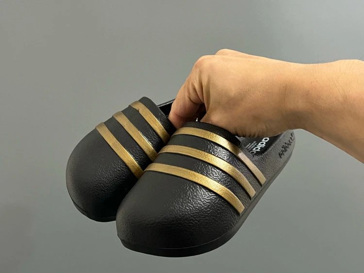Sandalias infantiles Adidas Adifom Adilette de punta cerrada con tres rayas