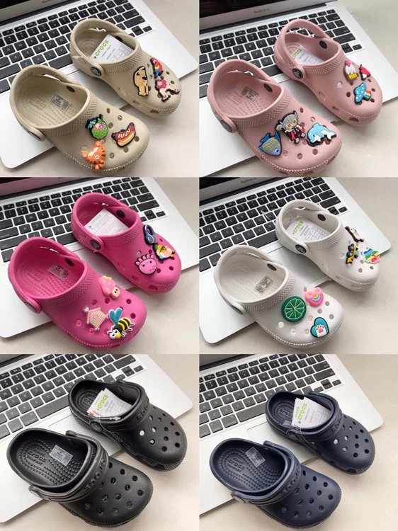 Sabot per bambini con punta tonda, fori e cinturino posteriore