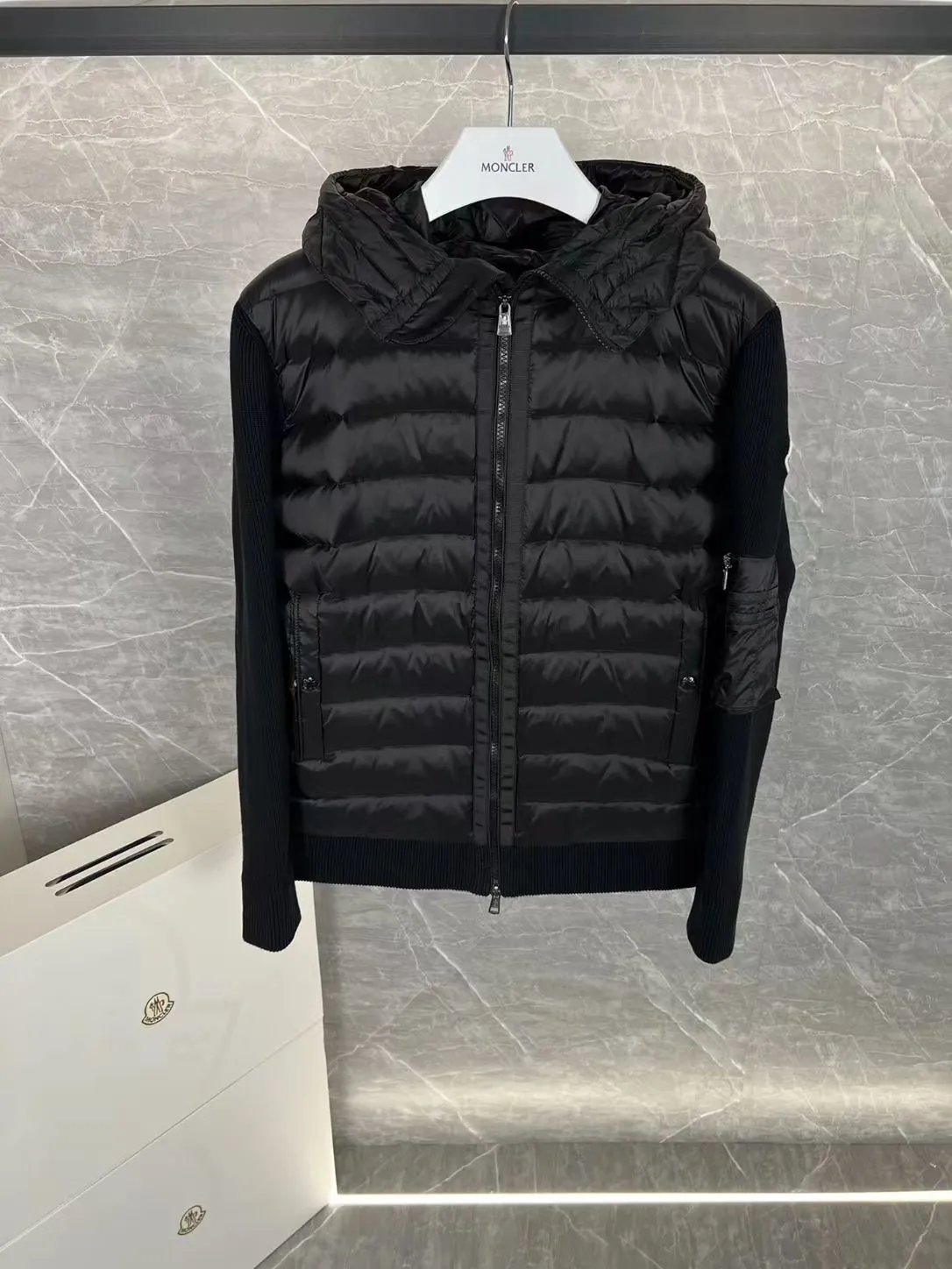 Moncler 黑色连帽针织袖绗缝前襟夹克