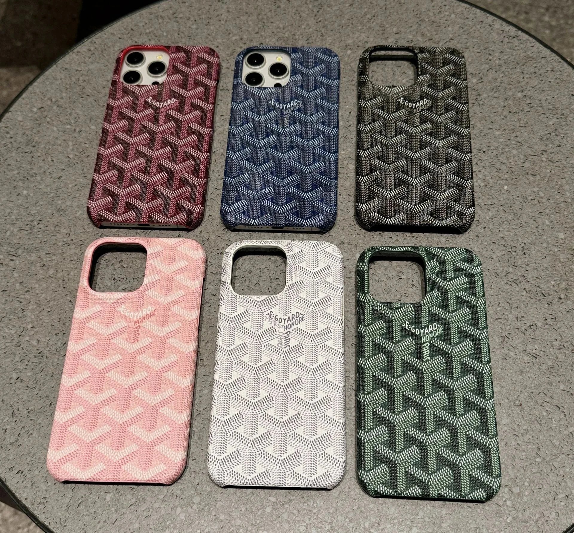 Custodia iPhone con motivo Goyard a chevron e foro fotocamera