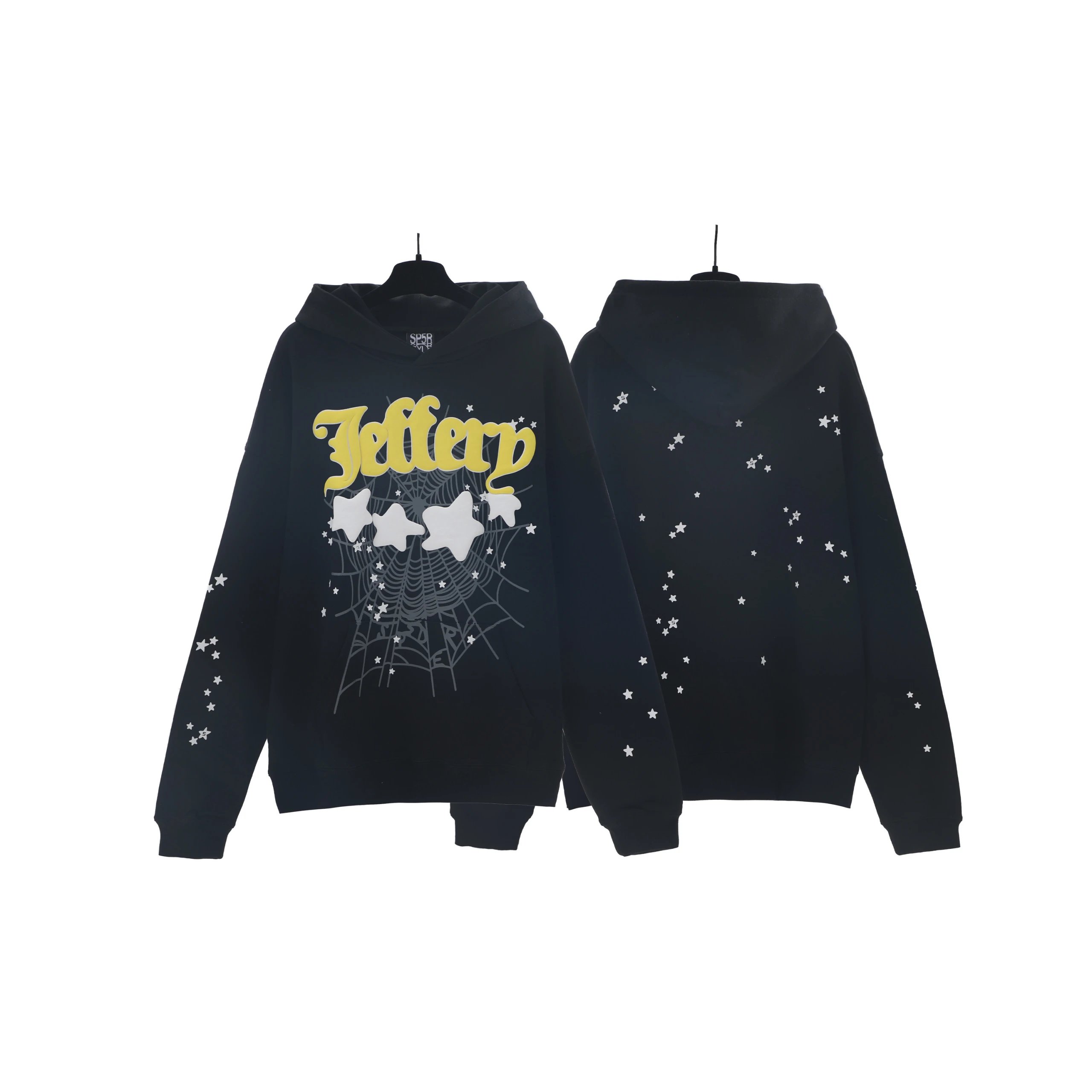 Zwarte hoodie met gele letters, sterren en spinnenwebmotief