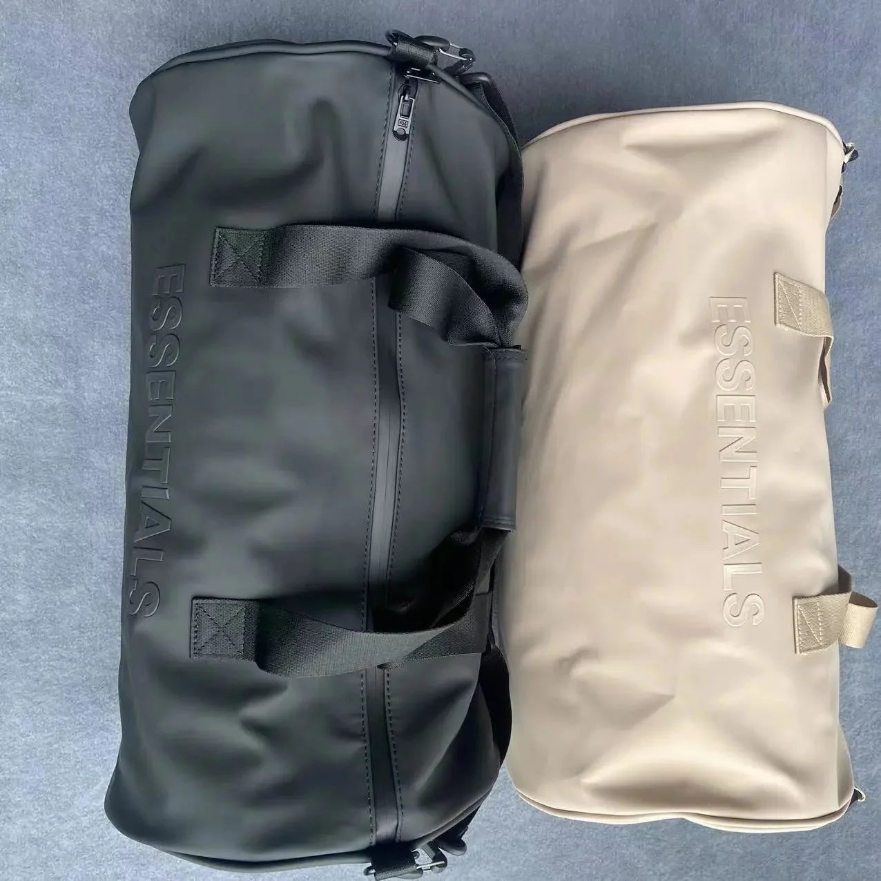 Vak na víkend Fear of God Essentials barrel s reliéfním nápisem