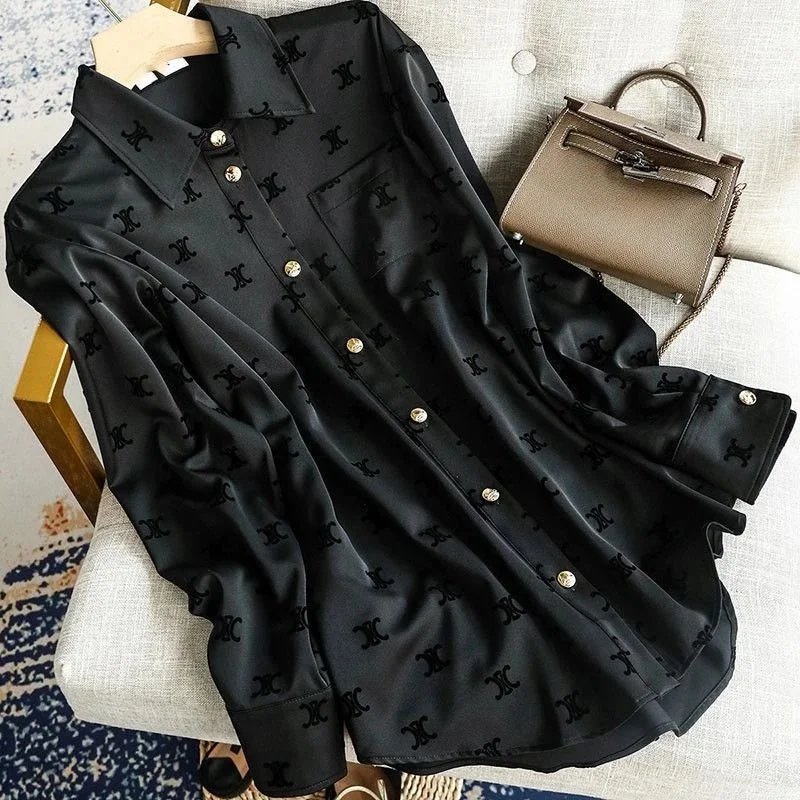 Camisa negra de manga larga con motivos al tono y botones dorados