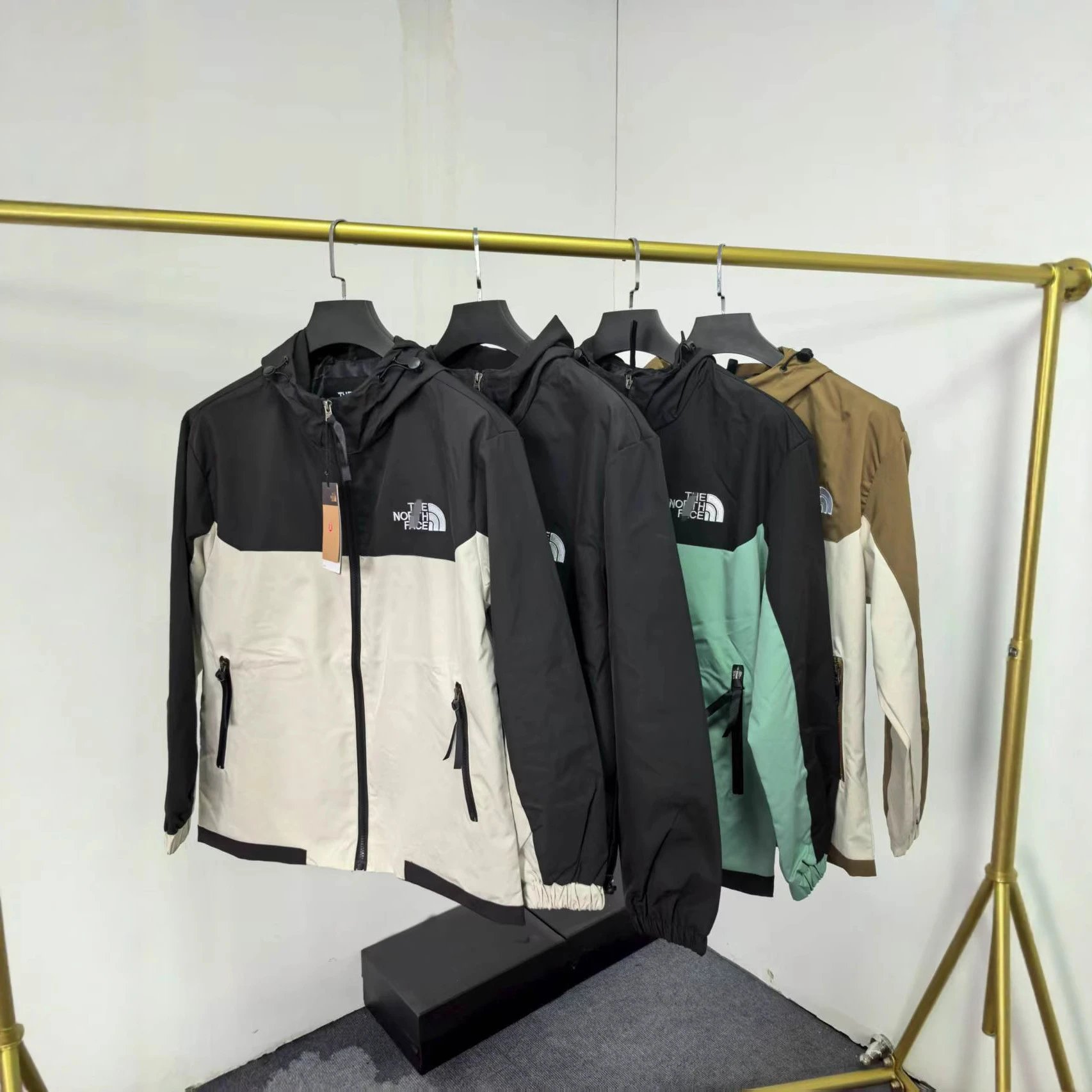 Chaqueta The North Face — Capucha · Cierre de cremallera