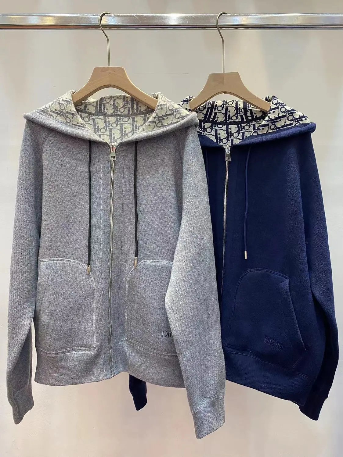 Kardigan z kapturem na zamek Dior dwustronny z monogramem