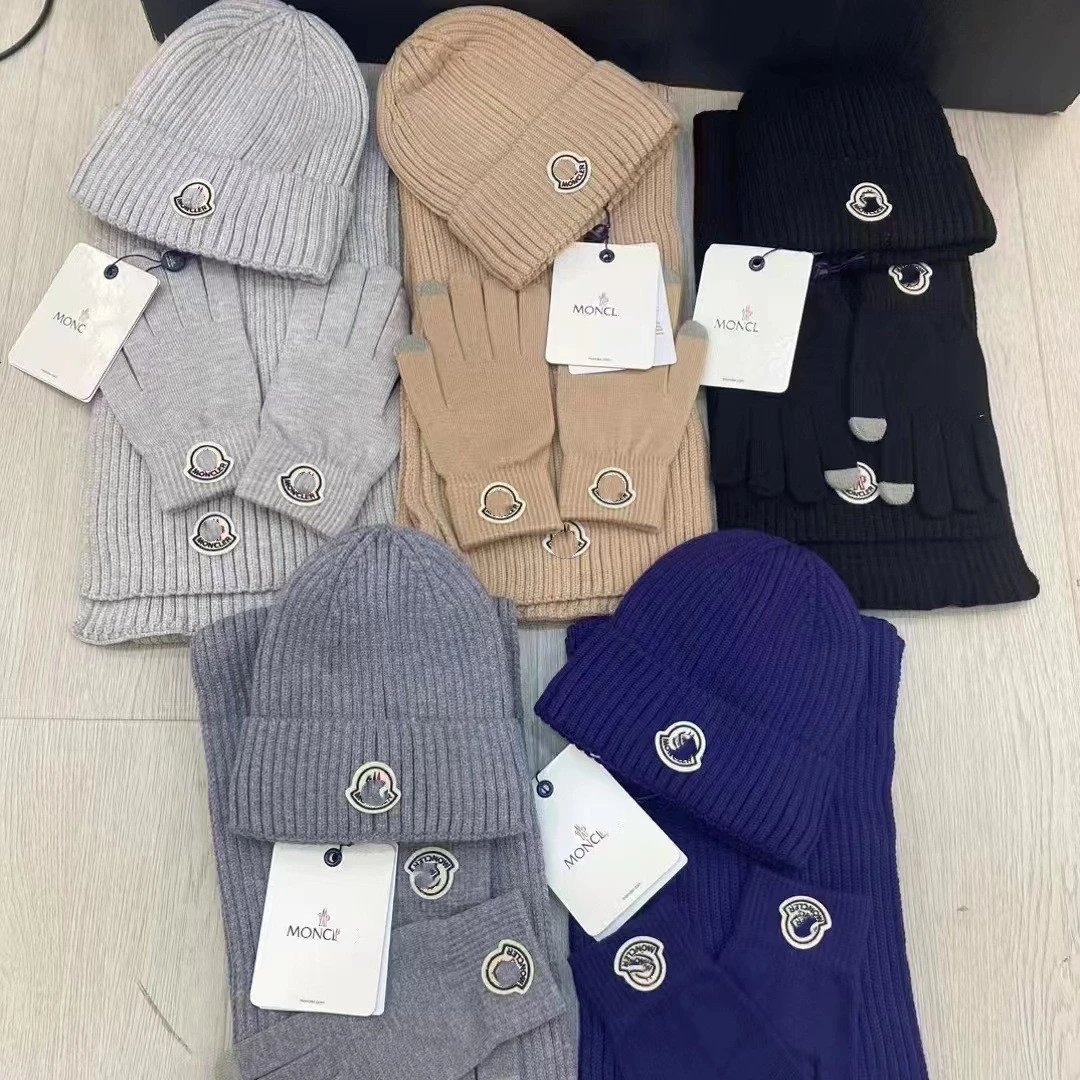 Conjunto Moncler de gorro, cachecol e luvas com emblemas