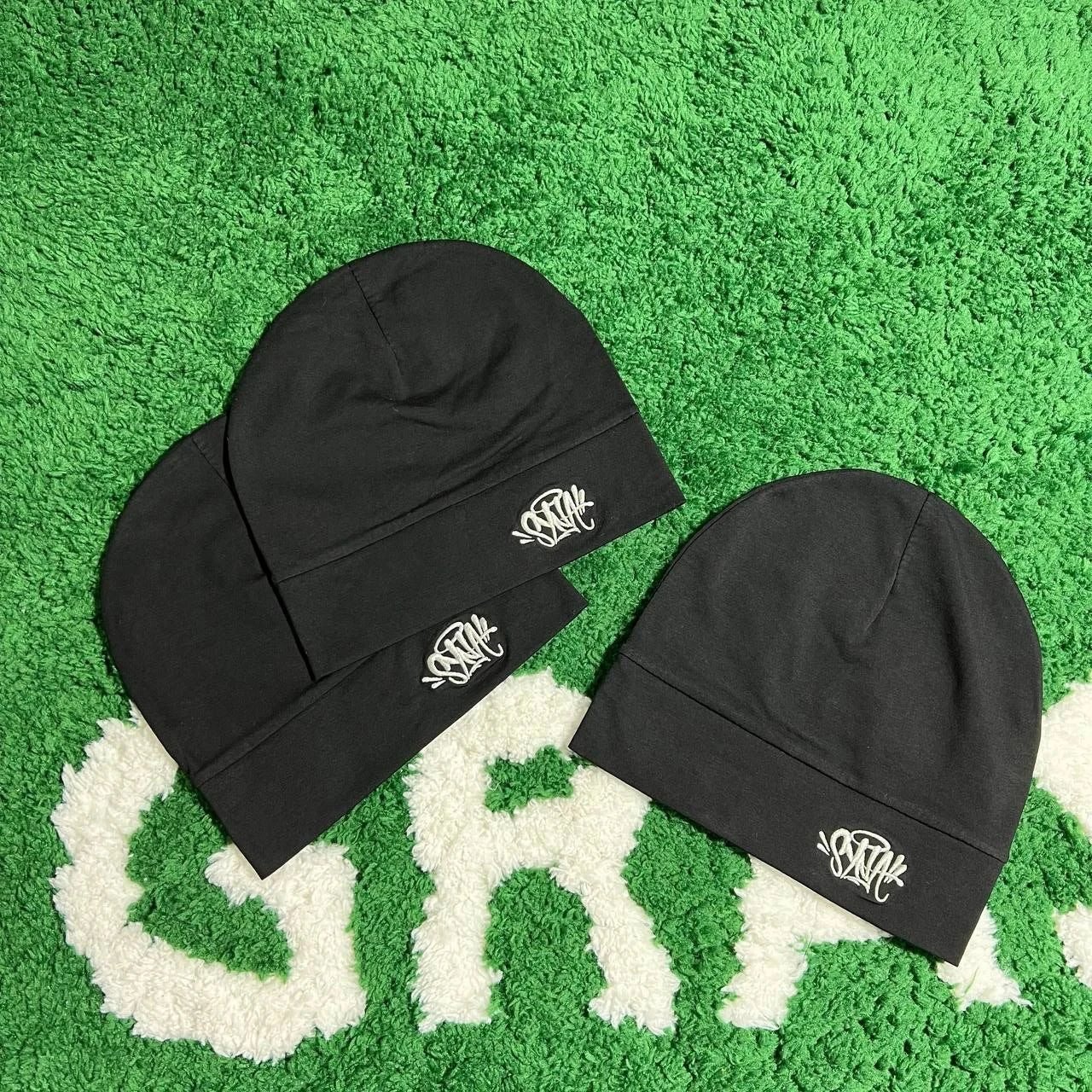 Gorro de punto — Estampado de letras · panel delantero alargado