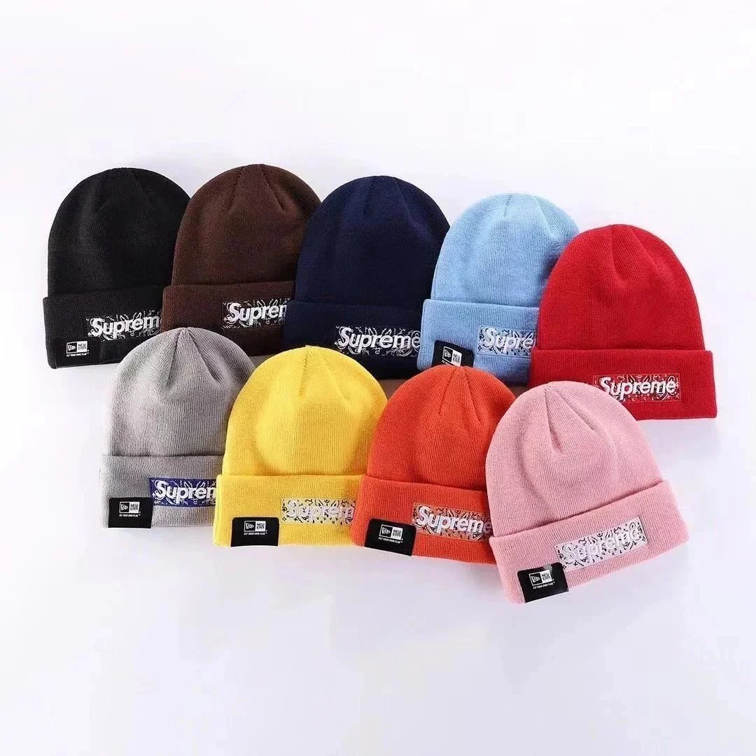 beanie Supreme — letter print · cuffed