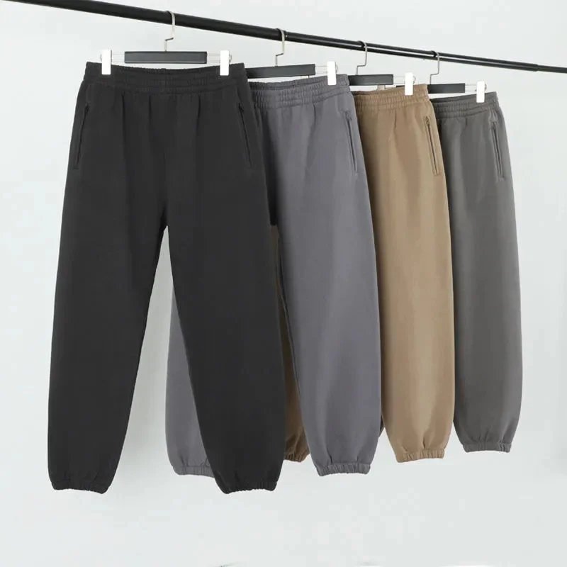 Yeezy broek — Elastische tailleband · Wijde pijpen