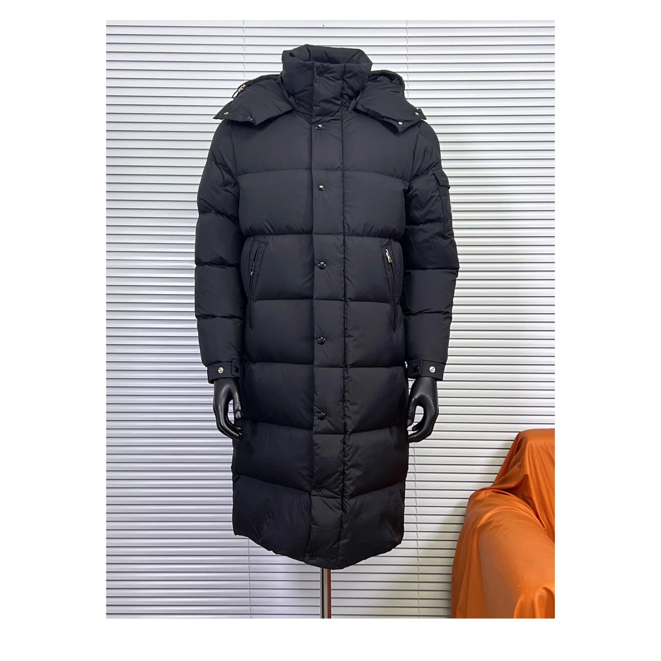 Casaco longo Moncler preto com matelassê horizontal