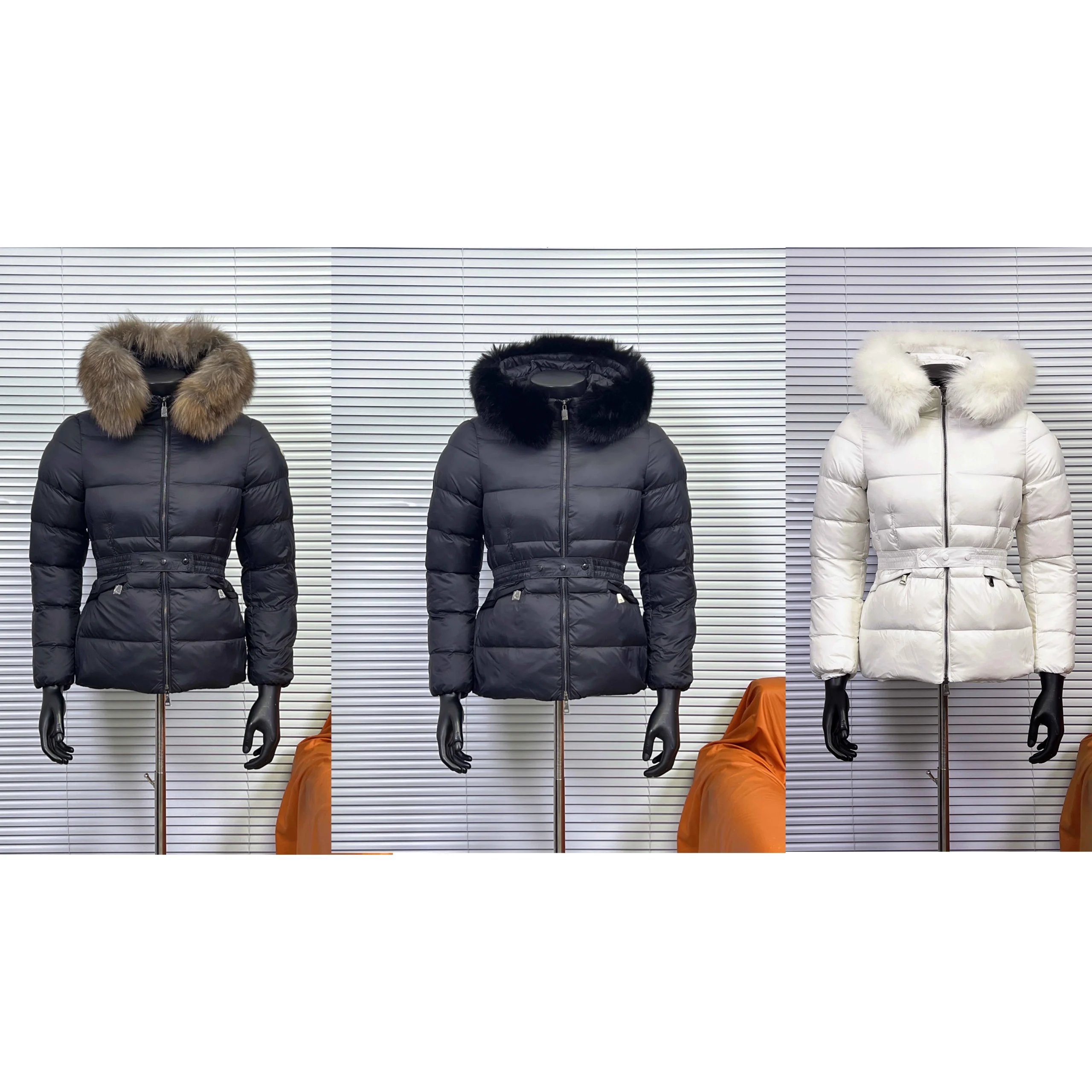 Jaqueta acolchoada com capuz, cintura com cinto e bolsos com zíper