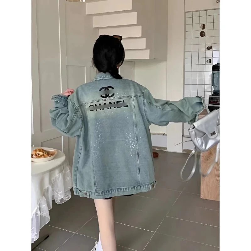 جاكيت دنيم Chanel برسمة ومظهر لوني باهت