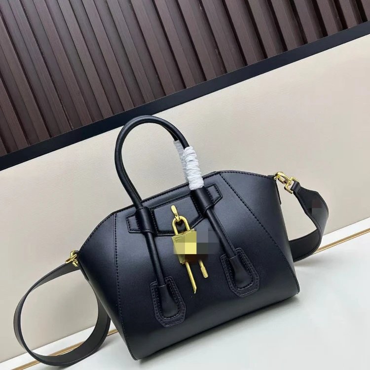 Borsa nera con manici arrotondati e ornamento a lucchetto