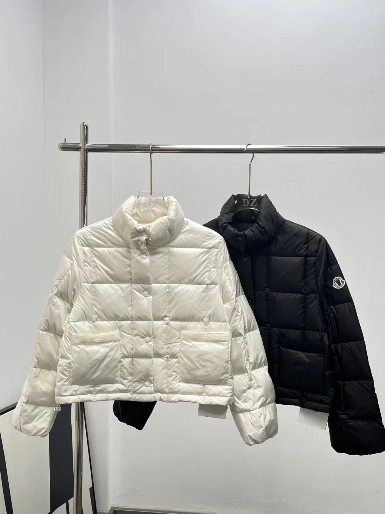 Jaqueta acolchoada de gola alta Moncler com debrum trançado nos bolsos, de S a XL