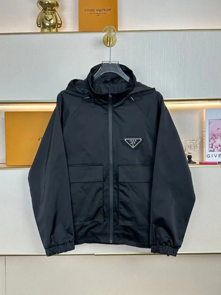 Giacca Prada nera con cappuccio e zip, placca triangolare metallica e tasche cargo