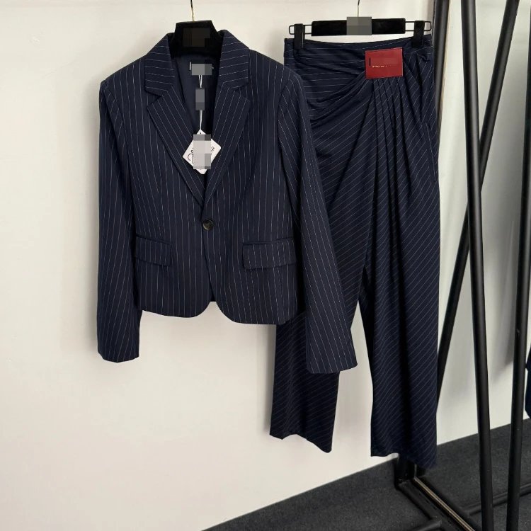 Loewe Design in Marineblau mit Nadelstreifen