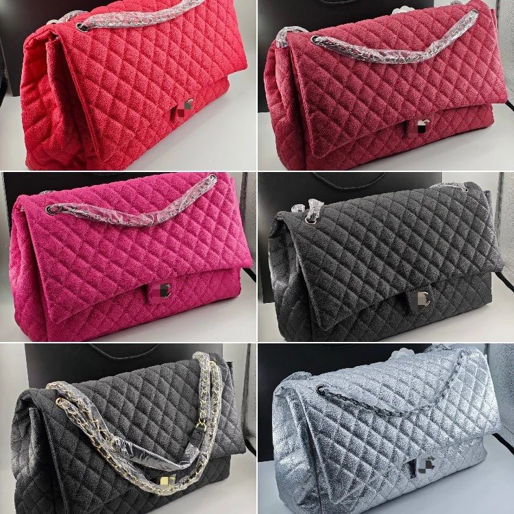 حقيبة كتف Chanel مبطّنة بنقش معيّنات مع سلسلة وإغلاق دوّار