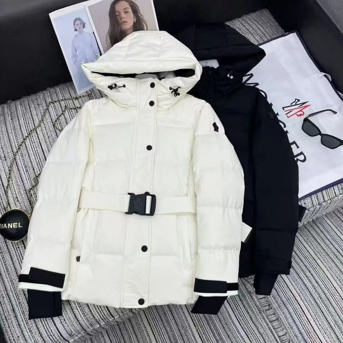 Jaqueta acolchoada com capuz e cinto Moncler