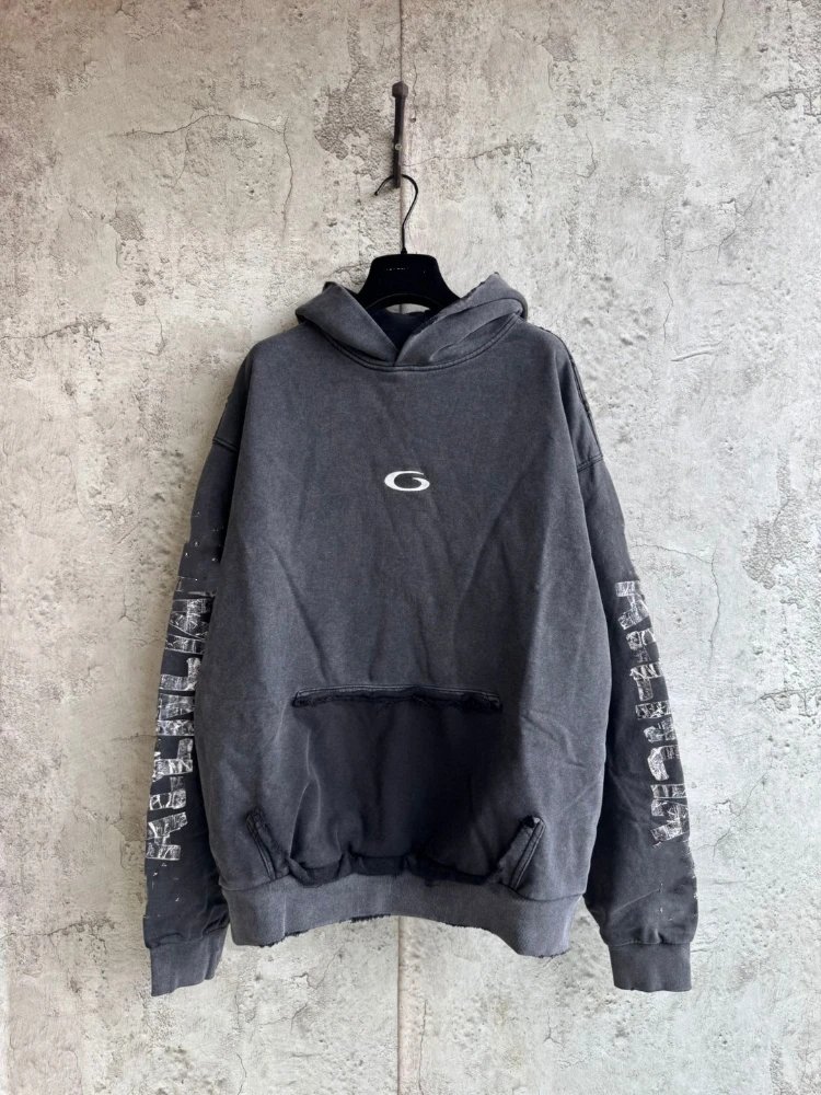 Moletom Balenciaga com capuz em preto desgastado, letras nas mangas e bolso com zíper