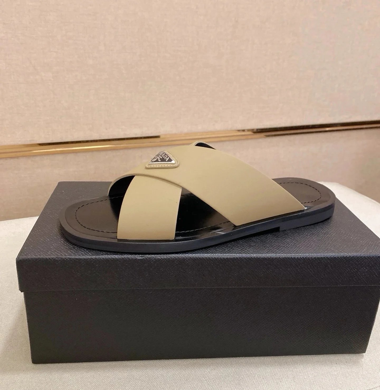 Sandalias Prada — Tiras cruzadas · Puntera abierta