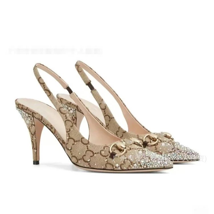 Zapatos de salón de punta afilada con pedrería y tacón de aguja en jacquard monograma