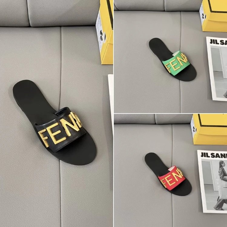 Klapki wsuwane Fendi — Napisy · szeroki pasek