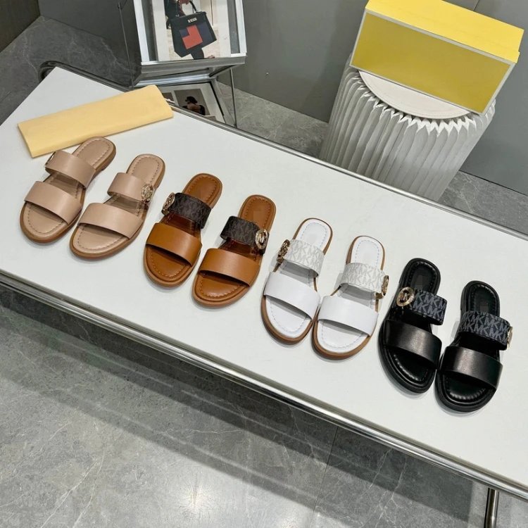 شبشب سلايد Michael Kors — كتابات زخرفية · حزام عريض