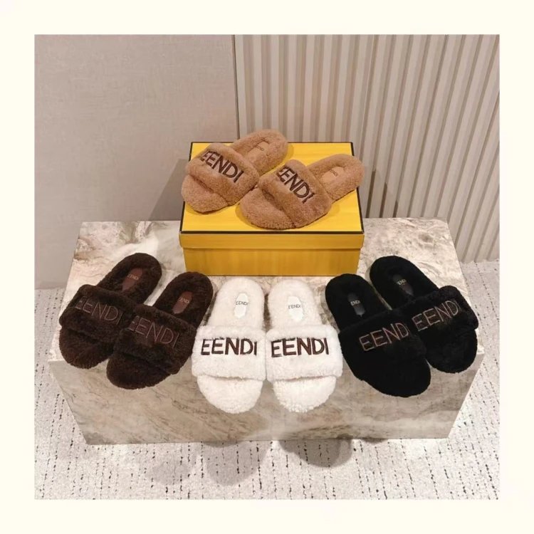 Klapki wsuwane Fendi — Napisy · szeroki pasek