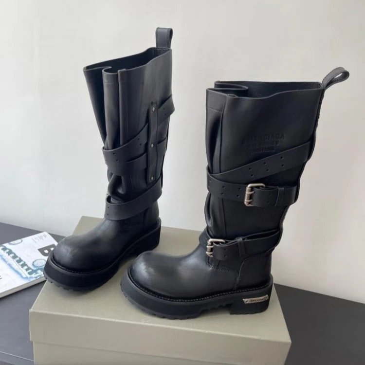 Bottes noires montantes jusqu'au genou, sangles et semelle plateforme