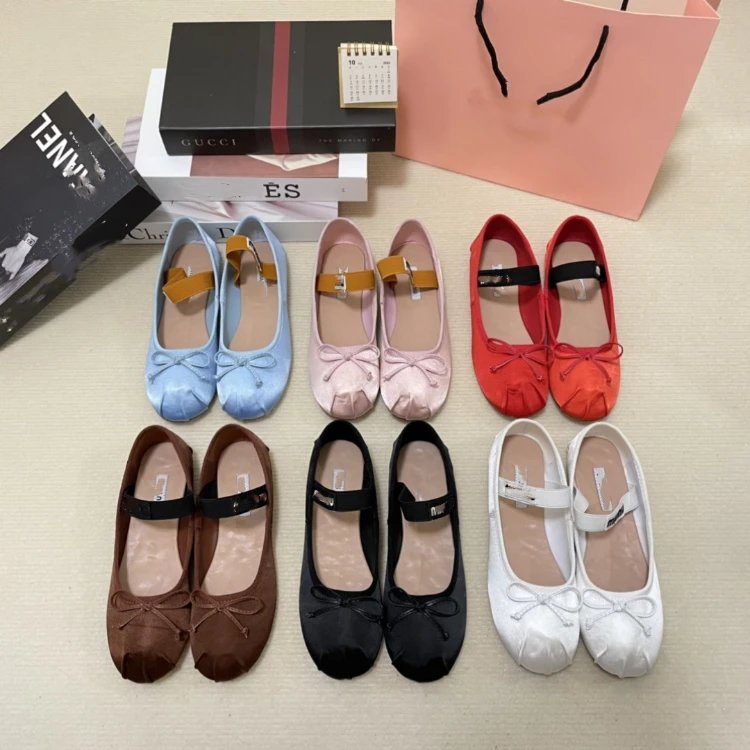 Miu Miu 玛丽珍鞋 — 脚背带 · 圆头