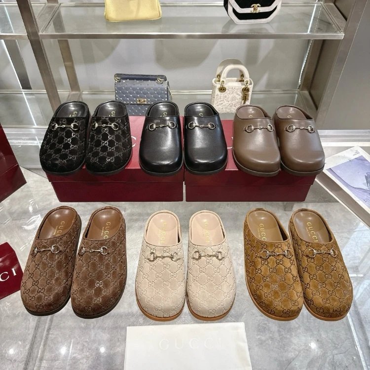 mules Gucci — monogram · closed-toe
