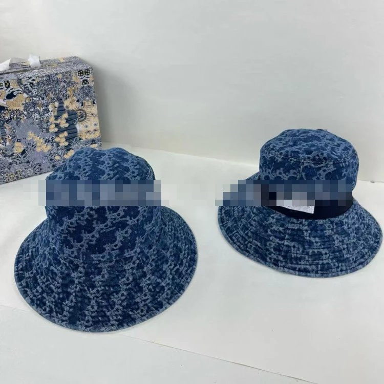 Cappello blu navy con motivo ripetuto e tesa impunturata