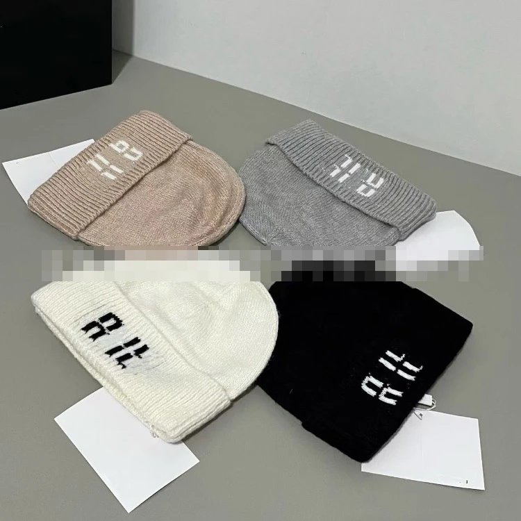Berretto in maglia Miu Miu — Scritte decorative · Lavorazione a coste