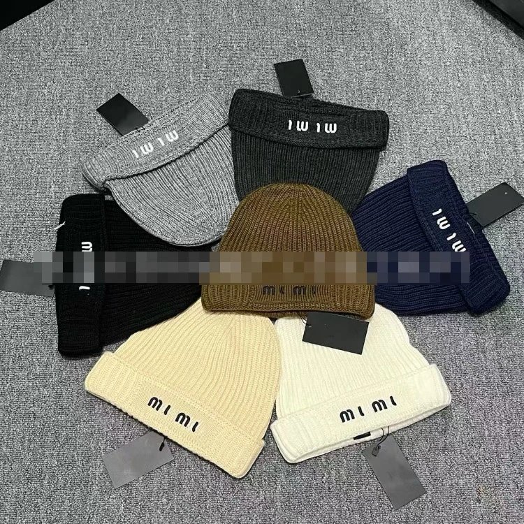 Miu Miu 针织帽 — 字母装饰 · 罗纹