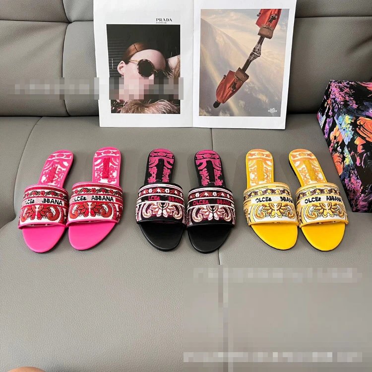 Dolce & Gabbana Badesandalen — breiter Riemen · Offene Zehenpartie