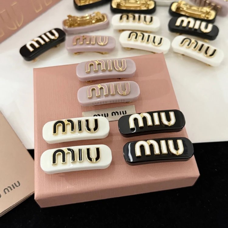 Miu Miu Haarspange aus Emaille mit goldfarbener Schrift und ovaler Form
