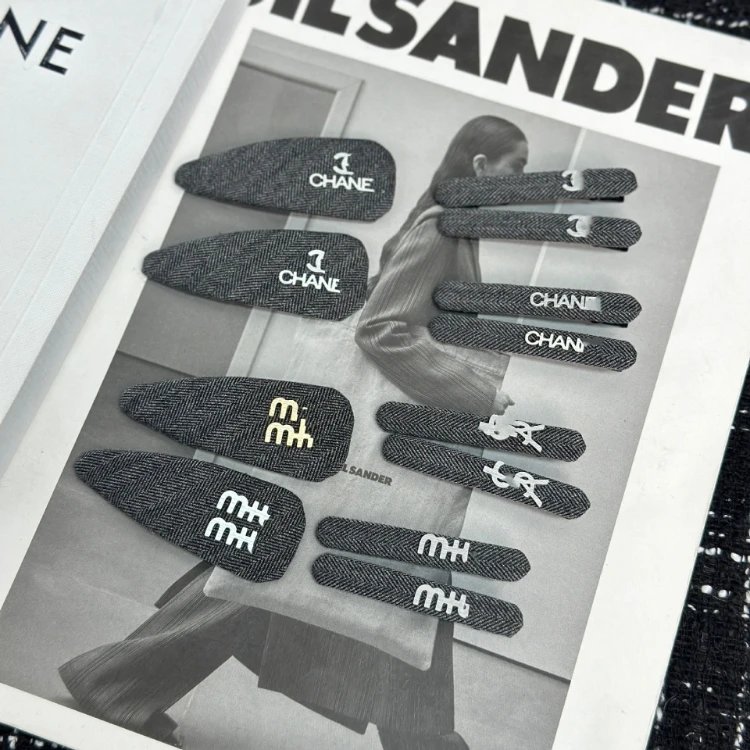 Schwarze Haarclips mit diagonaler Struktur, gerade und tropfenförmig