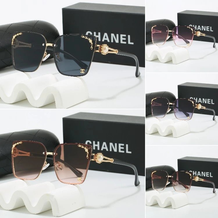 Occhiali da sole Chanel oversize quadrati con catena dorata e cabochon perlaceo