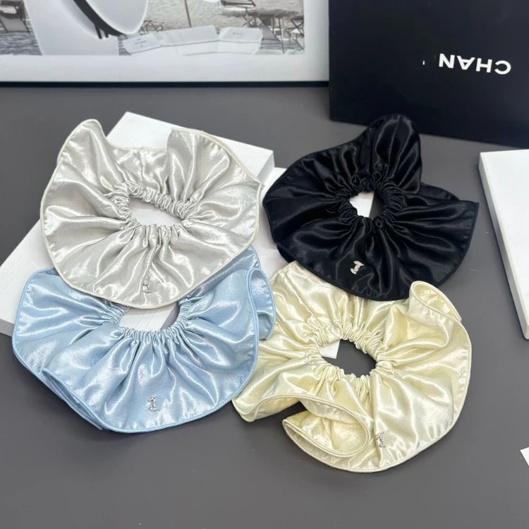 Chanel Scrunchie in Übergröße mit silberfarbenem Anhänger, vier Farben